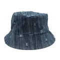 Detalle de sombrero de pescador en denim lavado con textura vintage y rotos decorativos - M / Estilo Deshilachado de Denim Azul Oscuro