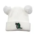 Witte gebreide babymuts met grote faux fur pompons en groene krokodillenborduring - Eén maat / Wit
