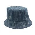 Detalle de gorro de pescador en denim azul claro con rotos y bordes deshilachados - M / Estilo con Flecos de Denim Azul Claro