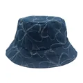 Detalle del bordado de corazón blanco y textura en el sombrero de pescador de mezclilla - M / Estilo Bordado de Corazón Azul Oscuro