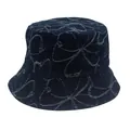 Detalle de gorro de pescador en denim azul oscuro con bordados florales blancos y lavado - M / Estilo Bordado Floral Azul Denim