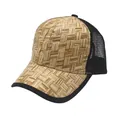 Detail der Baseballkappe mit Strohgeflecht-Textur und schwarzen atmungsaktiven Mesh-Einsätzen - Verstellbar / Tan Holzmaserung Geflochten (Stil 8)