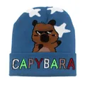 Dettaglio del berretto in maglia blu con disegno capibara e scritte colorate ricamate - Capibara Arrabbiato (Jacquard) / Blu