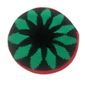 Detailansicht der jamaikanischen Reggae-Strickmütze mit roten, grünen und schwarzen Blättern - Schwarze Basis Radiale Blatt Stil (Reggae Hat Style 5)