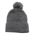 Berretto in maglia grigio scuro con pompon e risvolto su uno sfondo bianco pulito - Taglia unica / Grigio