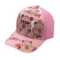 Detailweergave van roze kinderpet met cartoon capybara-prints en vrolijke tekstbedrukking - Verstelbaar 48-54cm / Helder Roze (Stijl 7)