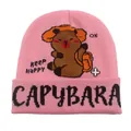 Berretto in maglia rosa con motivo jacquard Capybara e scritta Keep Happy carino - Capibara con Zaino e Slogan (Jacquard) / Rosa