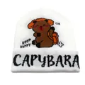 Dettaglio del berretto in maglia bianca con ricamo capybara e scritta keep happy - Capibara con Cappello e Zaino (Jacquard) / Bianco