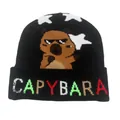 Dettaglio del berretto in maglia nera Capybara con motivo a cartoni e scritta in jacquard - Nero Stellato