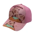 Detail van roze kinderpet met schattige capybara-prints en tekstuele vormgeving - Verstelbaar 48-54cm / Roze Capibara (Stijl 14)