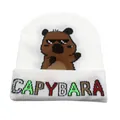 Dettaglio berretto bianco in maglia con ricamo capybara e scritte colorate - Lettera Bianca