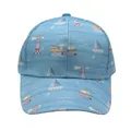 Détail d'une casquette enfant bleu clair avec motifs nautiques de phares et bateaux à voile - Réglable / Style Nautique Phare Bleu Clair
