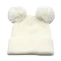 Dettaglio di un berretto in maglia bianco con doppi pompon soffici e trama a coste - Taglia unica / Bianco