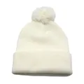 Dettaglio del berretto in maglia bianca con pompon morbido e trama con risvolto invernale - Taglia unica / Bianco