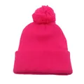 Dettaglio della maglia di un berretto fucsia con pompon soffice e risvolto alto - Taglia unica / Rosa Rosso