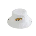 Gros plan d'un chapeau bob en coton blanc avec broderie de pelle jaune et œillets en métal - 52cm / Blanc