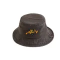 Détail de la broderie pelleteuse sur un chapeau bob pour enfant en coton délavé gris - 52cm / Café