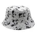 Dettaglio del cappello a secchiello bianco con stampe di panda e cuciture rifinite - 54cm / Bianco