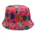 Détail d'un chapeau bob pour enfants avec motif de chat coloré et coutures renforcées - 54cm / Rouge
