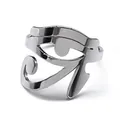 Détail macro de la bague en acier inoxydable poli avec gravure de l'Œil d'Horus - Argent