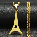 Vista macro del collar con colgante de Torre Eiffel dorada con patrones y cadena de caja - 60CM / Dorado