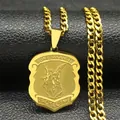Detailansicht des goldenen Erzengel Michael Schildanhängers mit Schutzengel-Gravur - Langer Stil / Gold