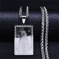 Dettaglio del ciondolo quadrato con ritratto inciso e catena spiga su pelle nera - Stile Argento B