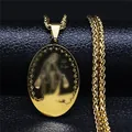 Dettaglio della medaglia vintage della Vergine Maria dorata con catena a spiga su pelle nera - Oro Stile C