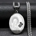 Dettaglio macro del medaglione ovale Vergine Maria con catena a spiga su pelle nera - Stile Argento D