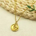 Collier zodiaque en acier inoxydable doré avec pendentif pièce et motif figure en relief - Lion