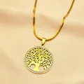 Detail van gouden levensboom hanger met zirkonia en slangenschakelketting op zijde - Goud