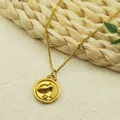Collier doré avec pendentif Verseau et pièce gaufrée sur une chaîne à maillons fins - Verseau