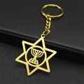 Makroaufnahme von goldenem Hexagramm-Schlüsselanhänger aus Edelstahl mit Menora-Symbol - Gold