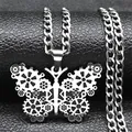 Vue macro d'un pendentif papillon steampunk avec engrenages sur chaîne gourmette - Style Long / Argent