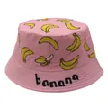 Detail eines rosa Fischerhuts aus Baumwolle mit gelbem Bananenmuster und Text - 54cm / Rosa