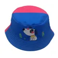 Detail van de dichte stiksels op de rand van de patchwork zonnehoed met puppy-print - Blauw Rood Patchwork Hond (BQ-B2179)
