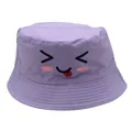 Detail eines lila Fischerhuts aus Baumwolle mit Smiley-Gesicht und roter Zunge - 54cm / Lila Smiley (Stil 7)