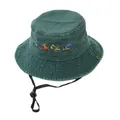 Dettaglio cappello pescatore verde scuro con ricamo di escavatore e cordino regolabile - 54cm / Verde