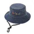Dettaglio ricamo mezzi da cantiere su cappello alla pescatora in denim per bambini - 54cm / Blu navy