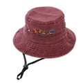 Dettaglio di cappello pescatore rosso vino per bambini con ricamo di escavatore e cinturino - 54cm / Rosso