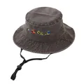 Dettaglio del cappello pescatore bimbo in cotone grigio lavato con ricamo e cordino antivento - 54cm / Caffè