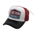 Casquette trucker vintage avec filet rouge et broderie STATION sur panneau blanc - Réglable / Rouge Blanc Noir Épissage