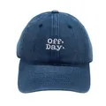Dettaglio del ricamo Off Day sul cappellino da baseball in denim lavato blu con visiera - Regolabile / Blu Denim