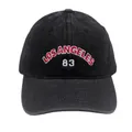 Detalle del bordado Los Angeles 83 en gorra de mezclilla negra lavada con costuras claras - Ajustable / Negro