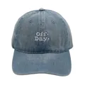 Dettaglio del ricamo bianco off day su un cappello da baseball in denim blu lavato - Regolabile / Denim Blu Chiaro