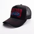 Cappello trucker vintage con ricamo auto, rete rossa e scritta STATION frontale - Regolabile / Nero