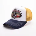 Broderie détaillée d'aigle sur une casquette trucker rétro avec filet pour l'extérieur - Réglable / Blanc