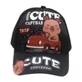 Detalle de gorra infantil negra con estampado de carpincho en coche y texto de dibujos - Ajustable 48-54cm / Estilo Capibara Negro