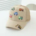 Dettaglio del cappellino mesh kaki per bambini con ricami di veicoli da cantiere - Regolabile / Cachi