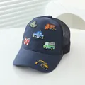 Dettaglio cappello in rete blu scuro per bambini con ricami di veicoli da cantiere - Regolabile / Blu Notte
